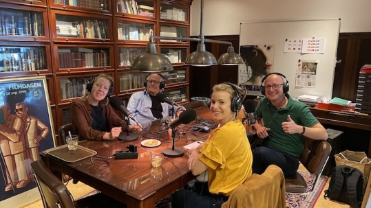 Jos en Roos Stelling met Eva schoonhoven en Gerhard te Velde in de podcaststudio van Studio Slachtstraat